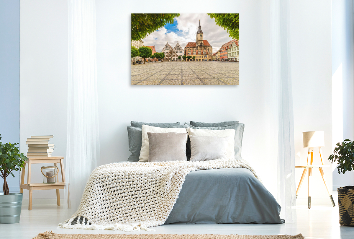 Marktplatz mit Bürgerkirche St. Wenzel und Häusern aus Renaissance und Barock.