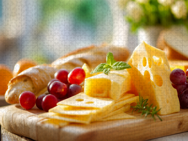 Schweizer Emmentaler Käse mit Trauben und Baguette
