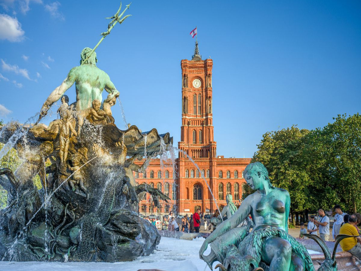 Berlin - Neptun-Brunnen und Rotes Rathaus