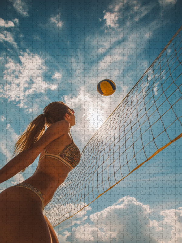 Sexy Frau im Bikini beim Volleyballspiel im Sommer