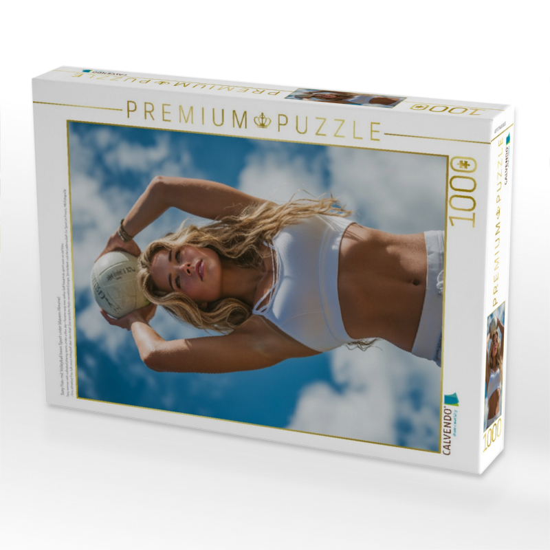 Sexy Frau mit Volleyball beim Sport unter blauem Himmel