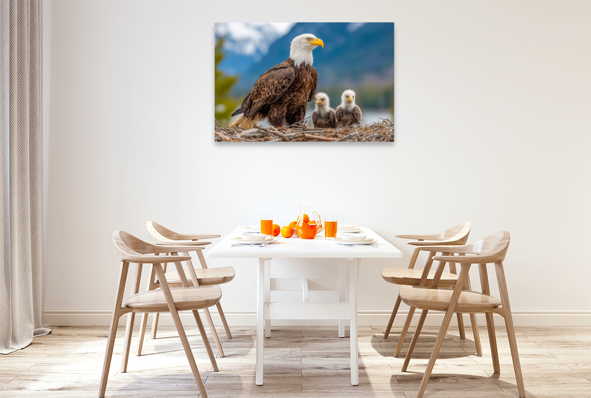 Weißkopfseeadler mit Jungvögeln im Nest vor Bergkulisse