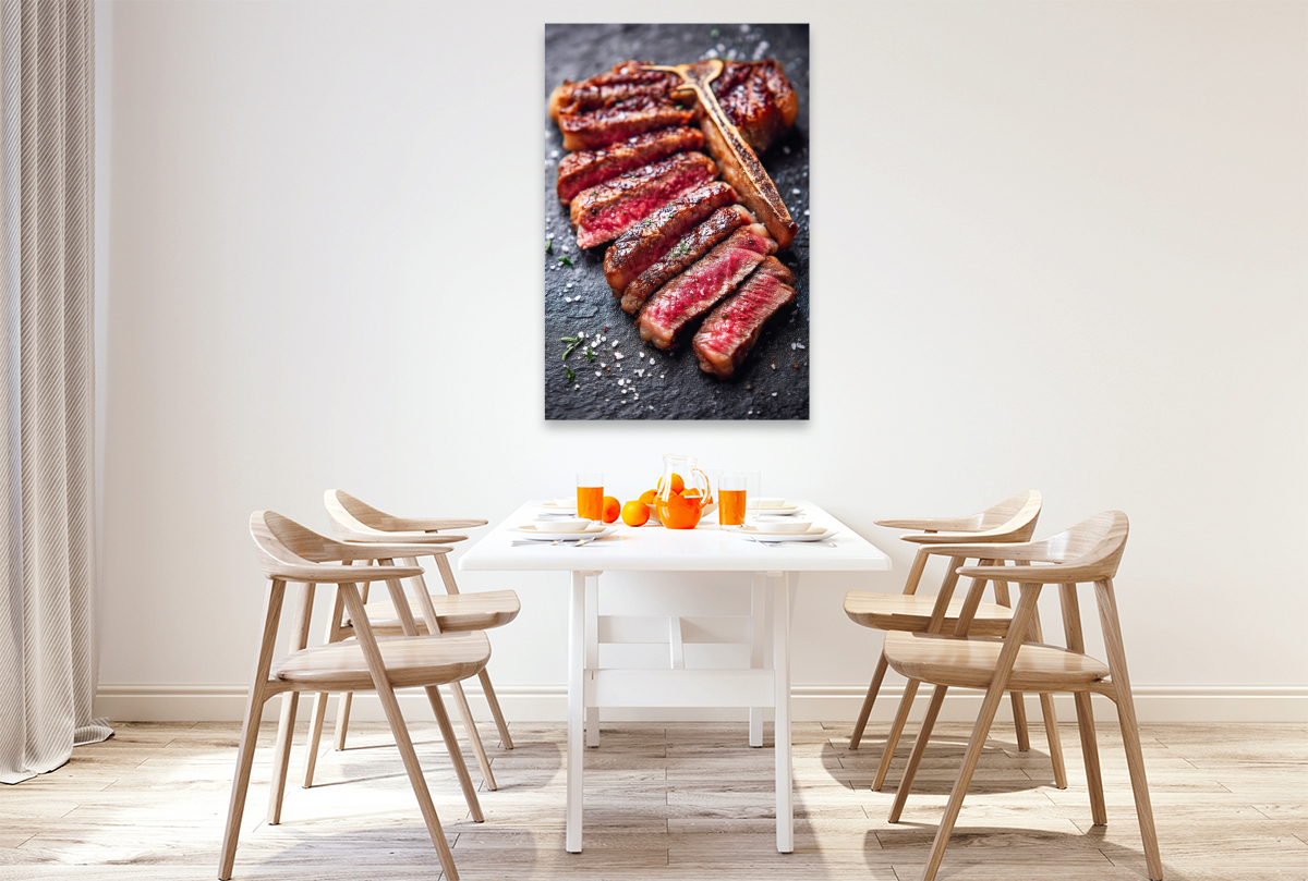 Saftiges T-Bone-Steak in Scheiben mit grobem Salz