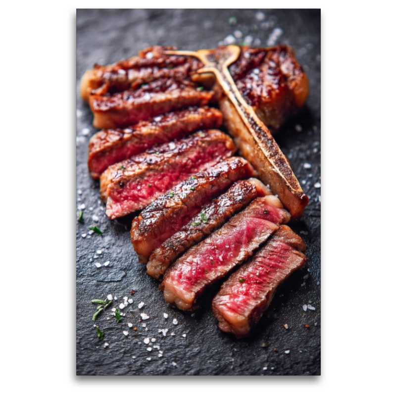 Saftiges T-Bone-Steak in Scheiben mit grobem Salz
