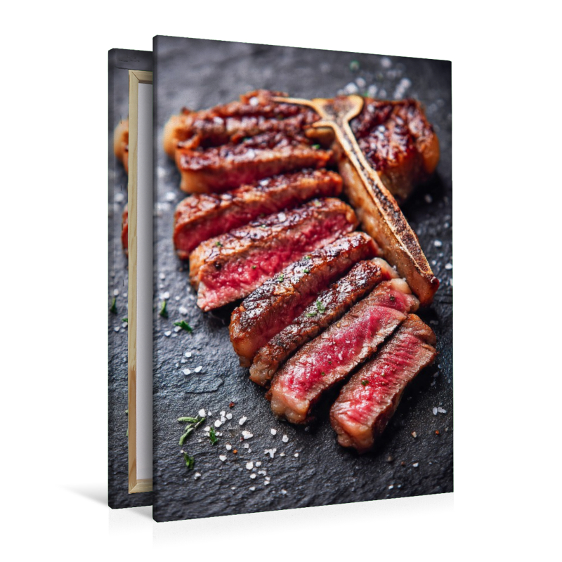 Saftiges T-Bone-Steak in Scheiben mit grobem Salz