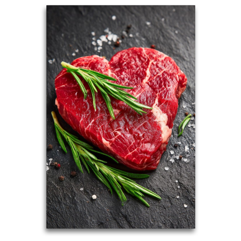 Herzförmiges Steak aus Rindfleisch mit frischem Rosmarin