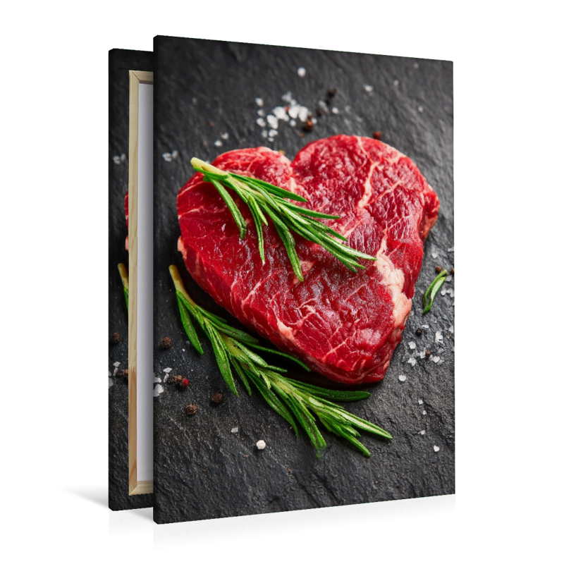 Herzförmiges Steak aus Rindfleisch mit frischem Rosmarin