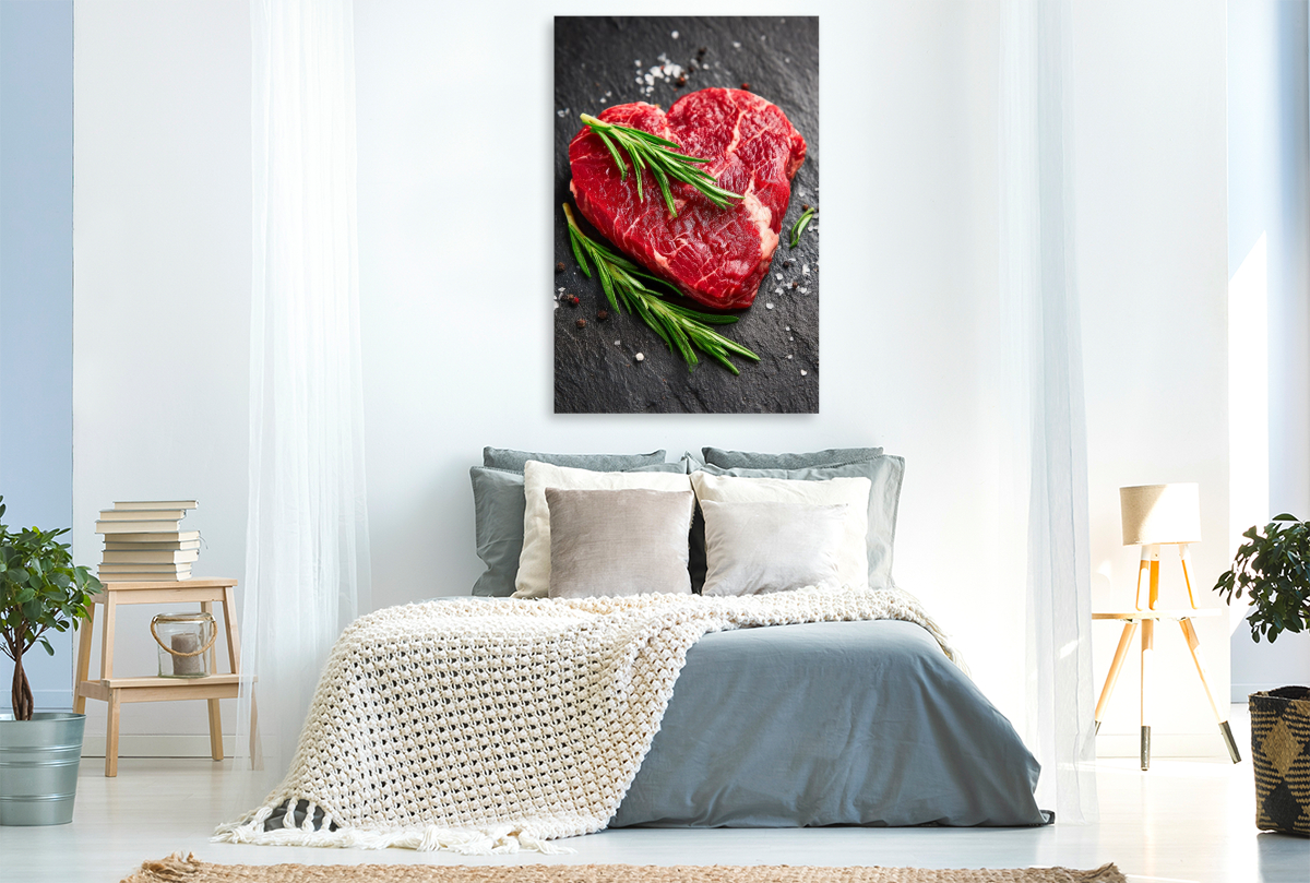Herzförmiges Steak aus Rindfleisch mit frischem Rosmarin
