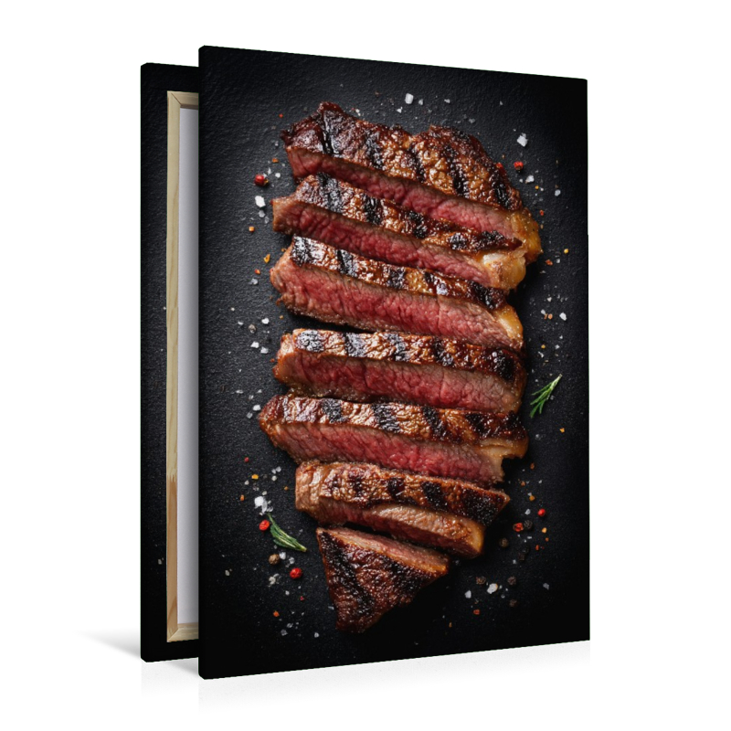 Saftiges Steak in Scheiben mit Grillstreifen und Gewürzen