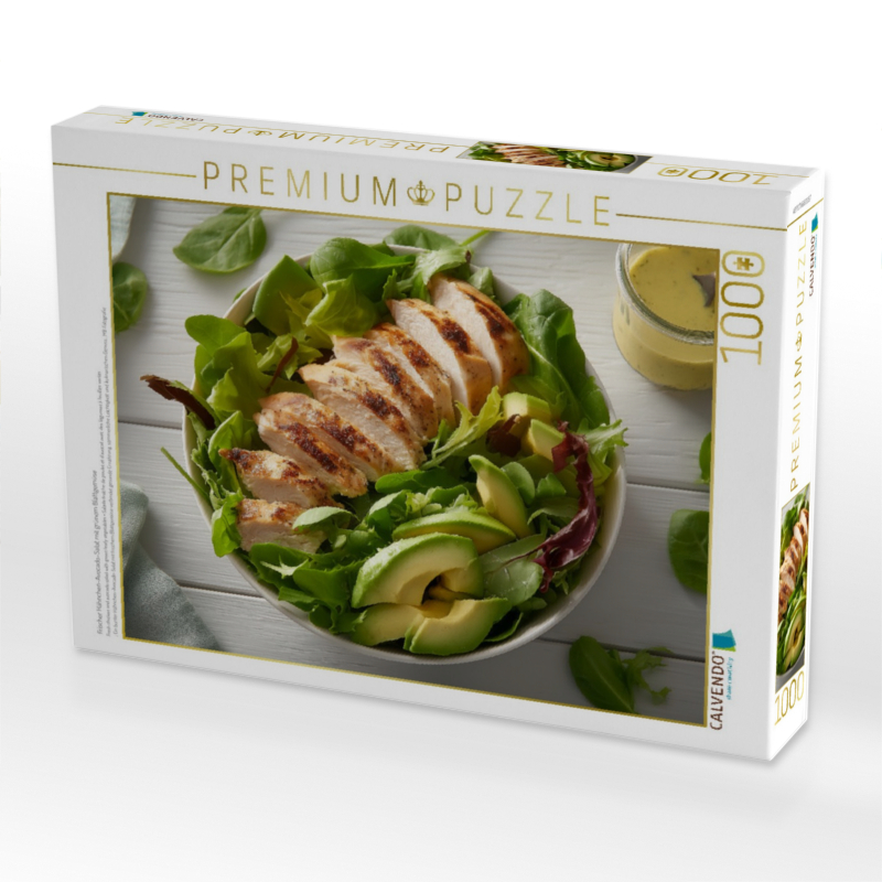 Frischer Hähnchen-Avocado-Salat mit grünem Blattgemüse