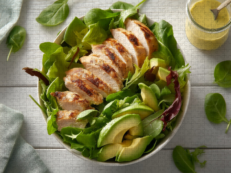 Frischer Hähnchen-Avocado-Salat mit grünem Blattgemüse