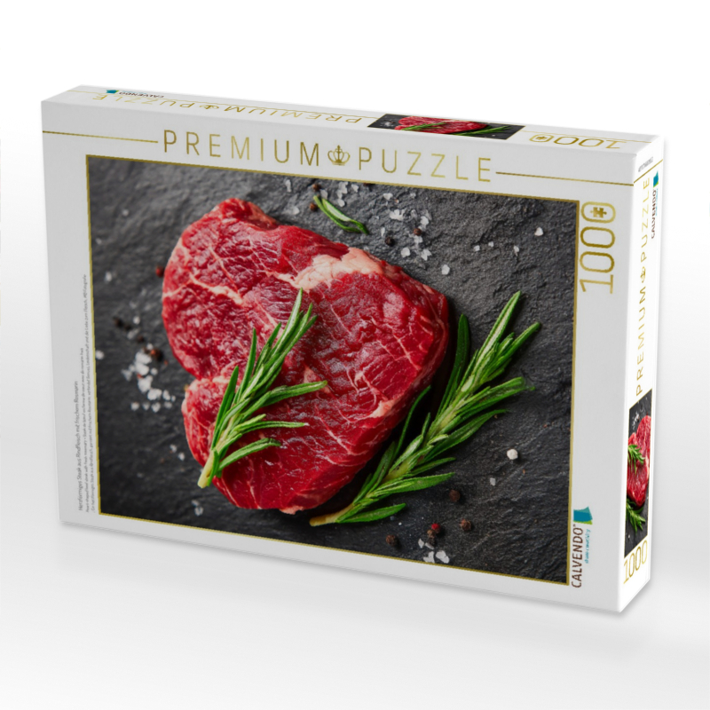 Herzförmiges Steak aus Rindfleisch mit frischem Rosmarin