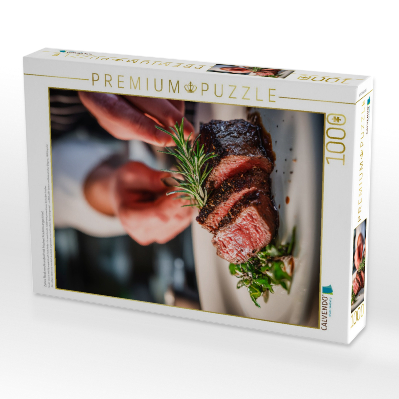 Zartes Steak wird kunstvoll mit frischen Kräutern angerichtet