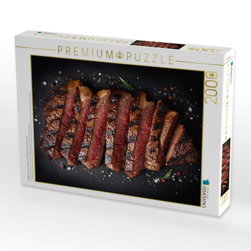 Saftiges Steak in Scheiben mit Grillstreifen und Gewürzen