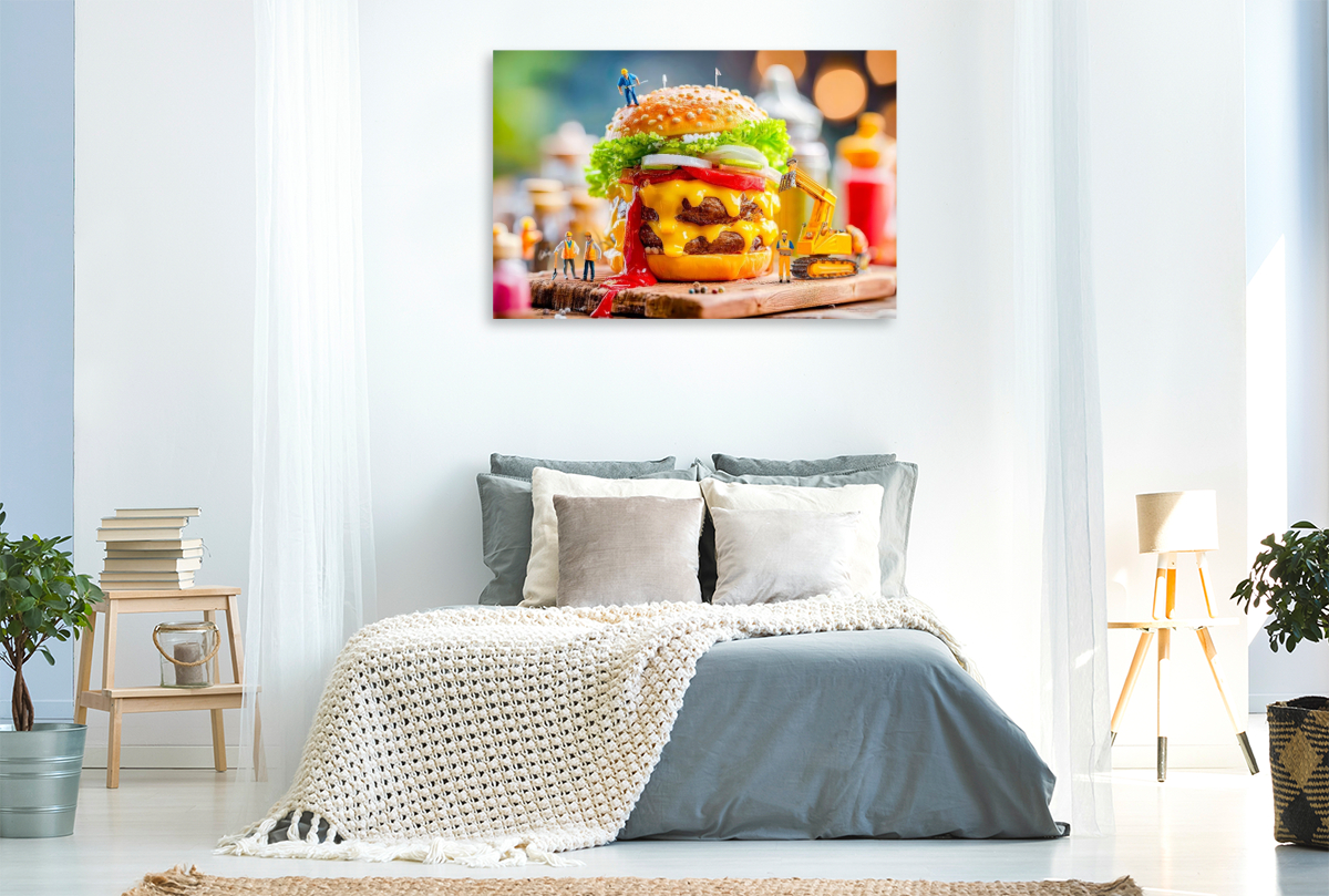 Miniatur Bauarbeiter mit Bagger servieren saftigen Burger am Grill
