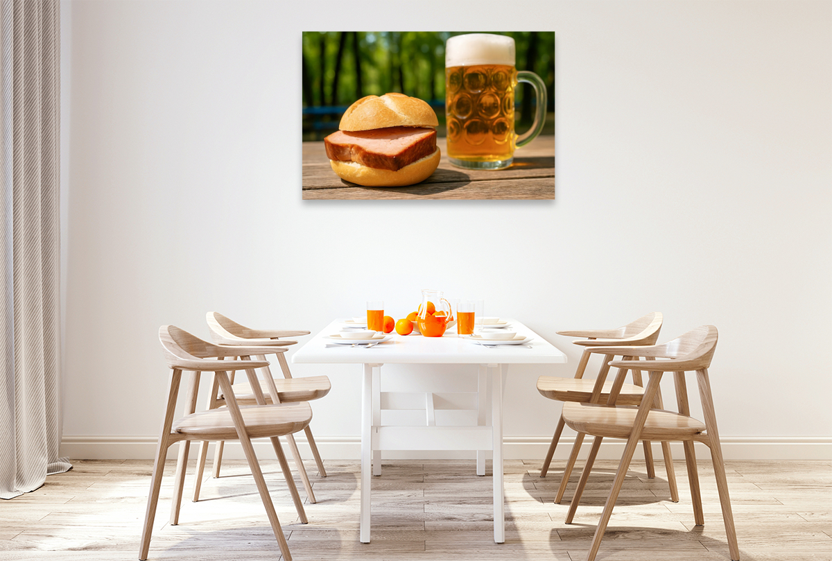 Leberkässemmel mit Leberkäse in freier Natur