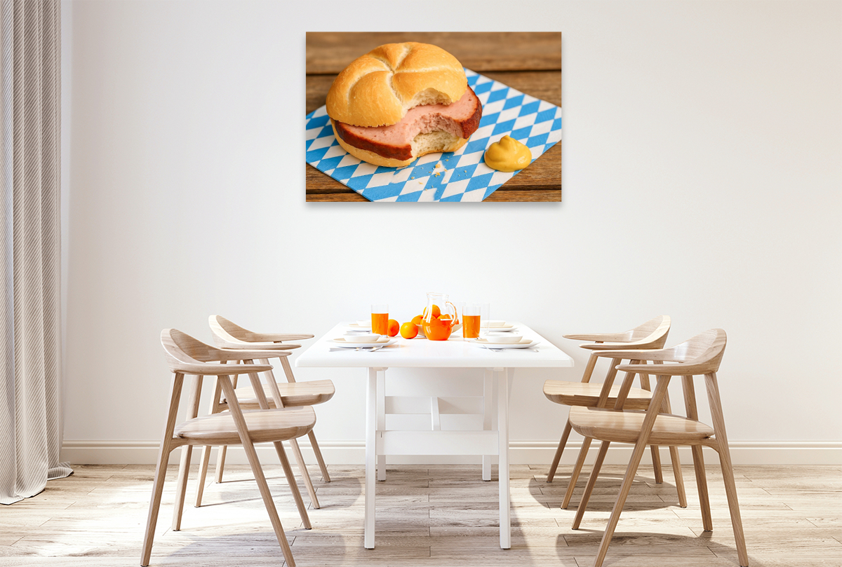 Angebissene Leberkässemmel mit Leberkas und Senf