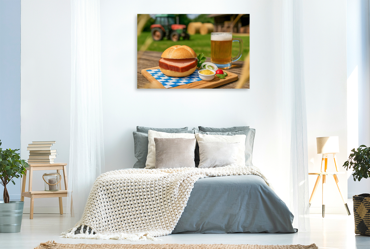 Leberkässemmel mit Bier und Senf auf bayerischem Holztisch