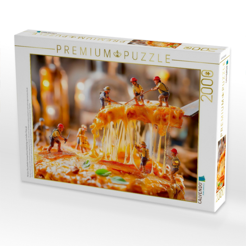 Miniatur Bauarbeiter transportieren Käsebelag von heißer Pizza ab