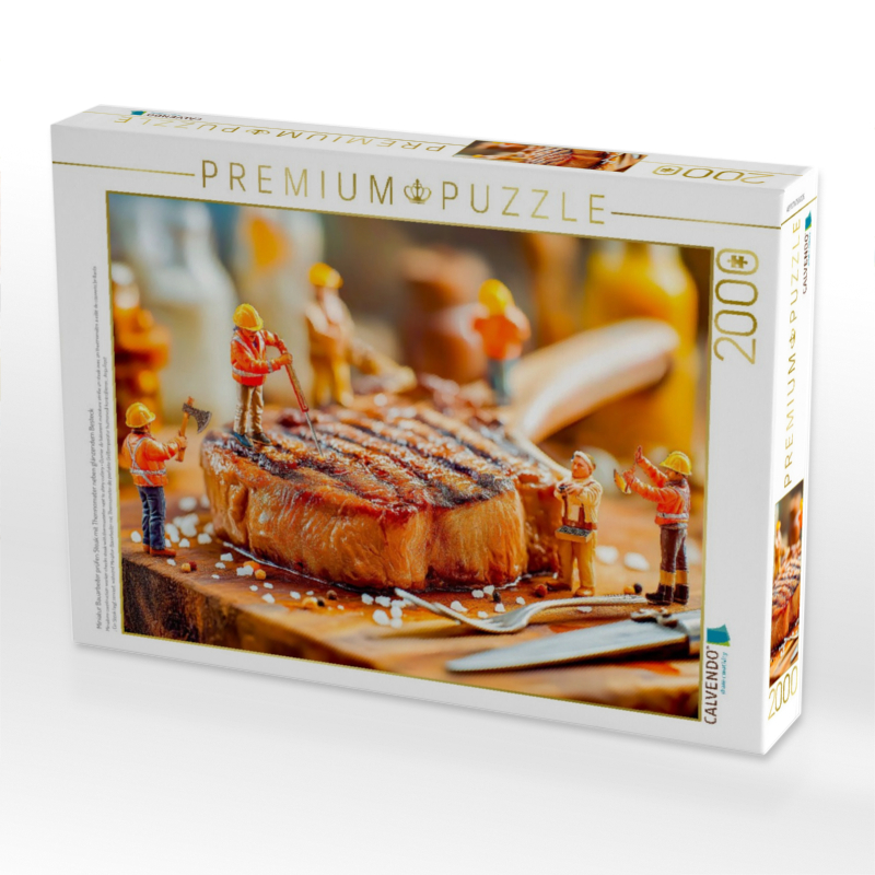 Miniatur Bauarbeiter prüfen Steak mit Thermometer neben glänzendem Besteck