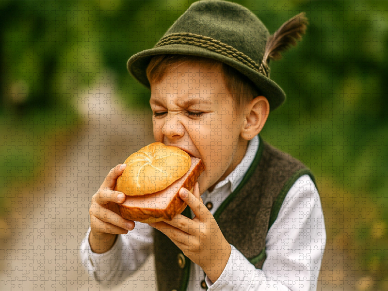 Kind in Tracht beißt in eine Leberkässemmel