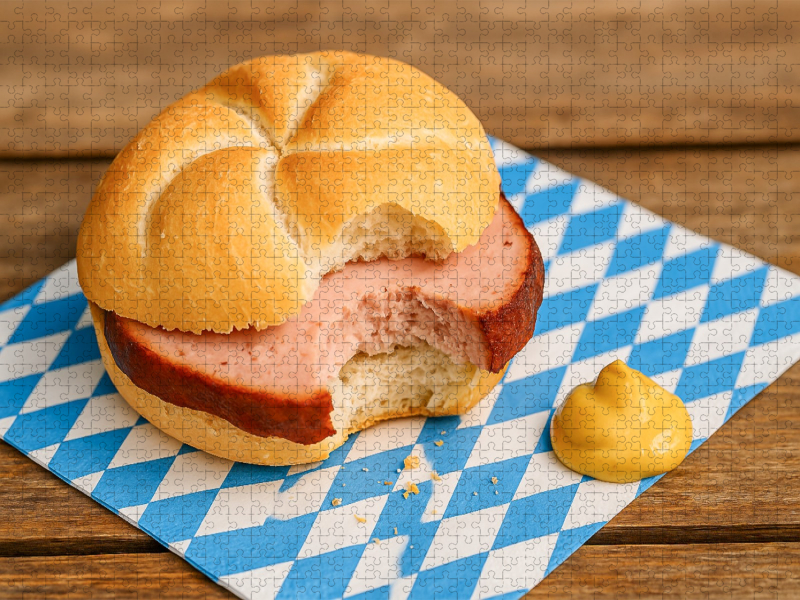 Angebissene Leberkässemmel mit Leberkas und Senf