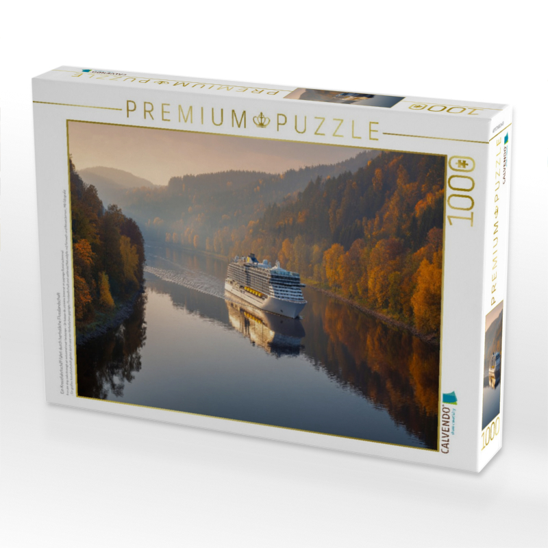 Ein Kreuzfahrtschiff fährt durch herbstliche Flusslandschaft