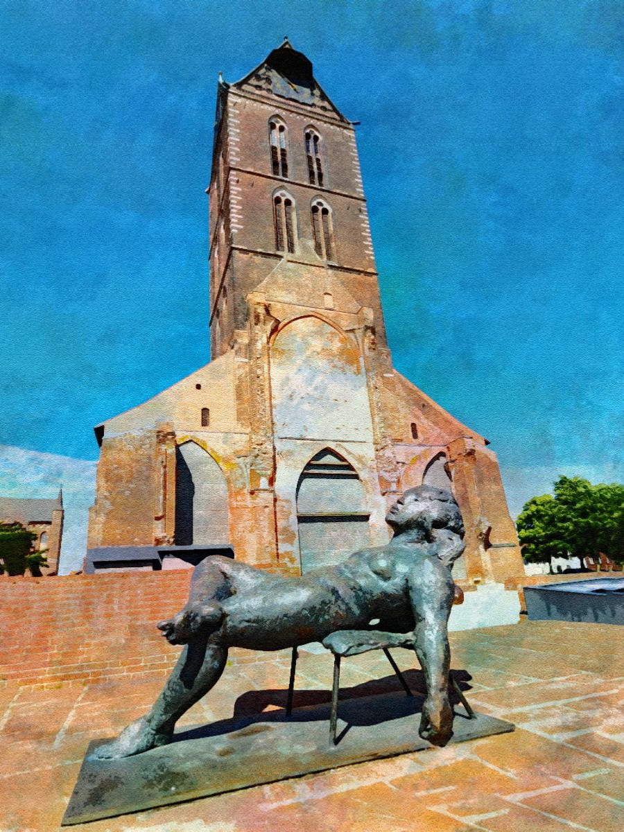 Skulptur liegend Sofia vor dem Kirchturm von St. Marien