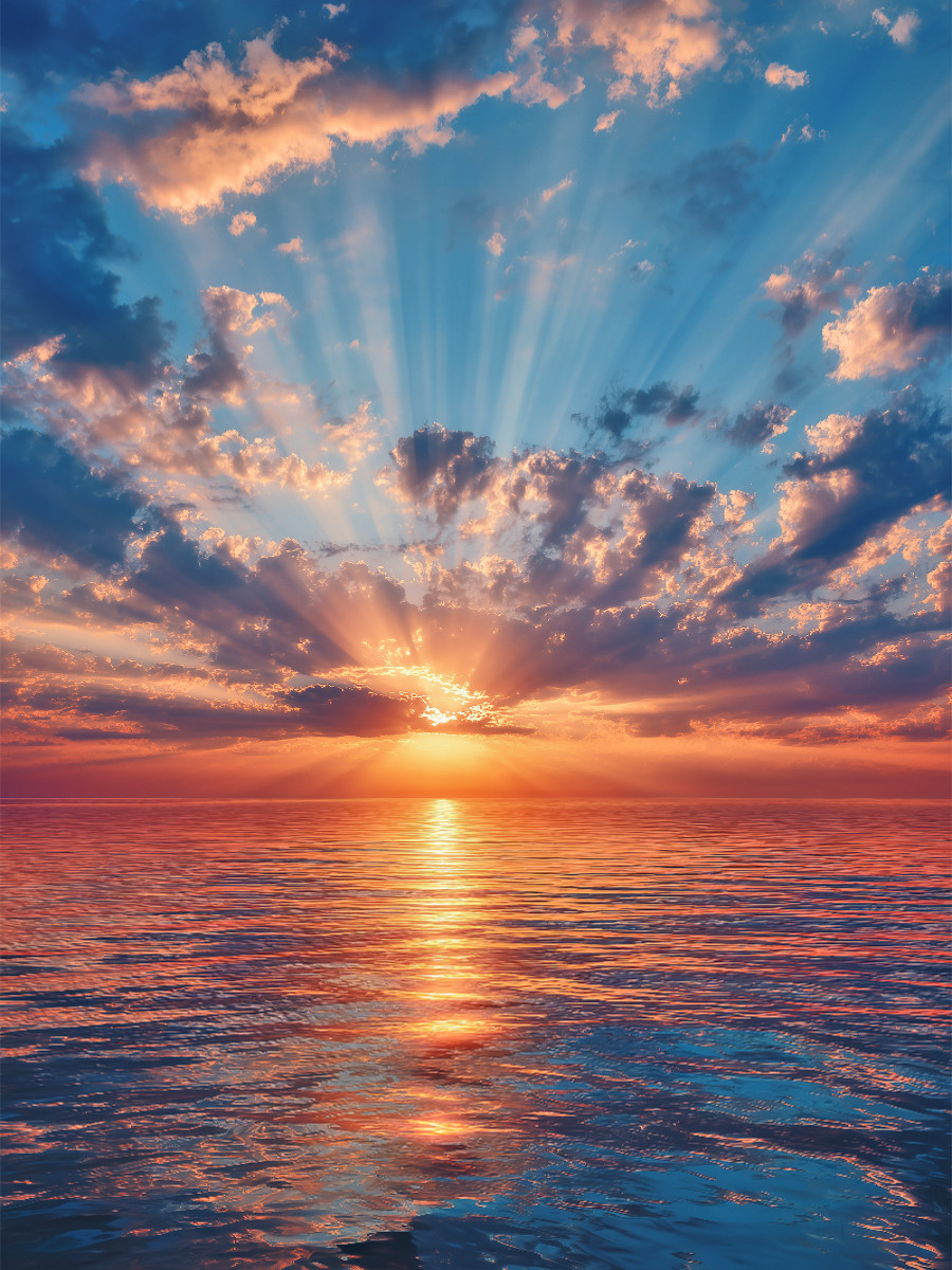 Ruhiger Sonnenaufgang über einer stillen Meeresoberfläche