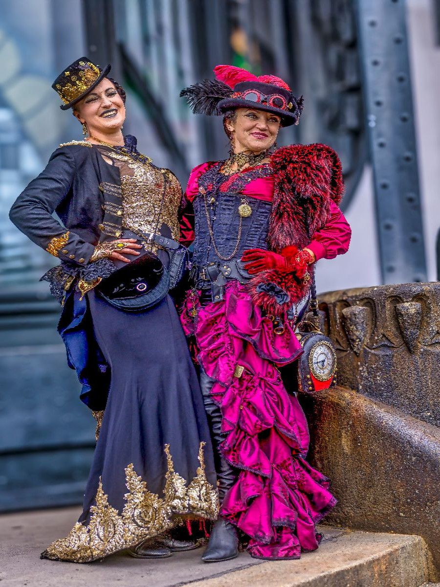 Zwei Steampunk-Ikonen am Bahnhof