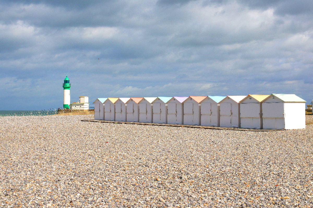 Leuchtturm und Badehäuschen von Le Tréport am Nordzipfel der Normandie