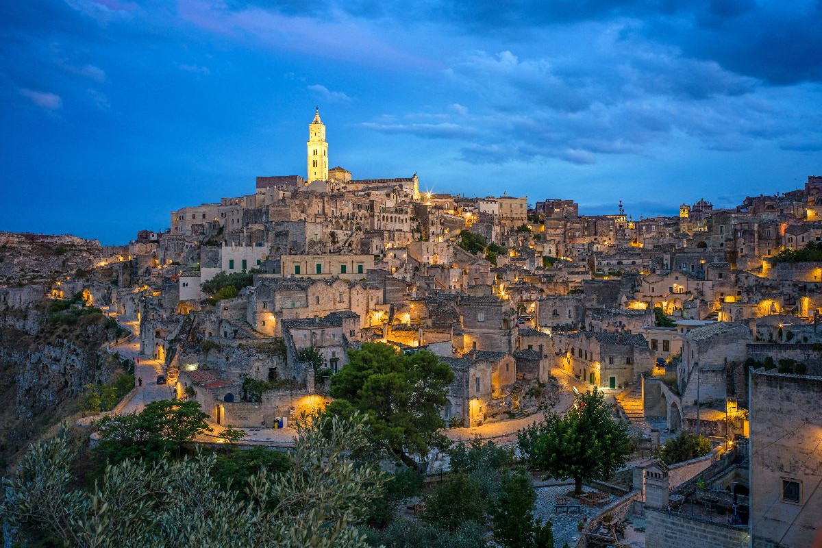 Das aus dem Film mit dem berühmten Spion bekannte Matera bei Nacht