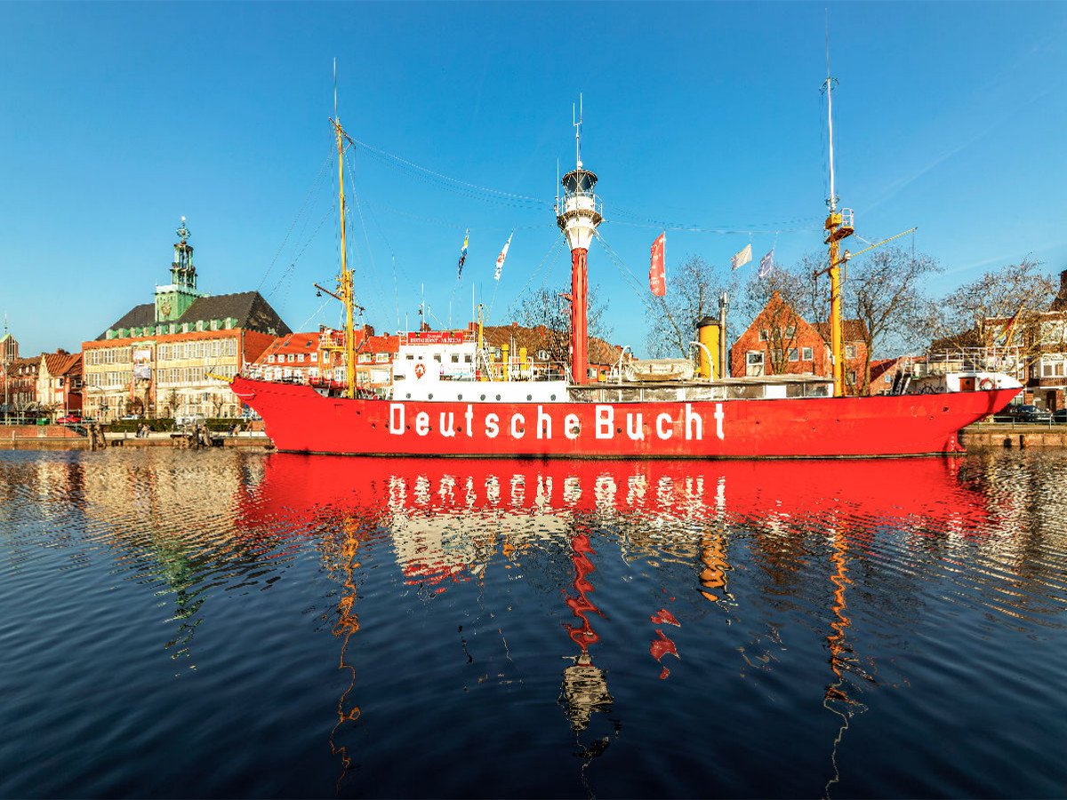 Blick zum Feuerschiff in Emden