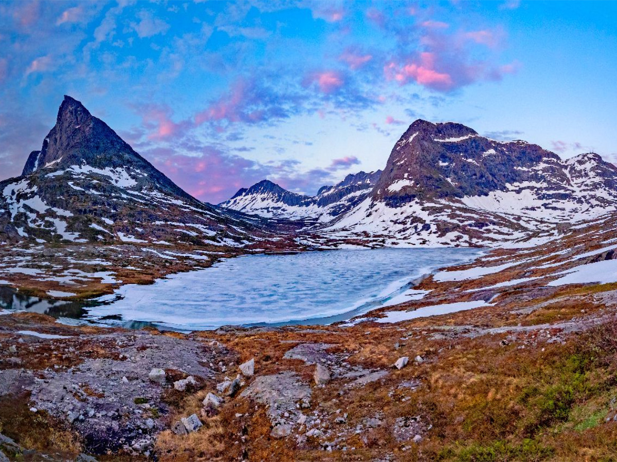 Der Gebirgssee Bispevatnet am Fuße der Bispen