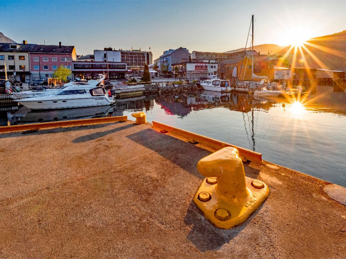 Doppelter Sonnenschein am Hafen in Åndalsnes