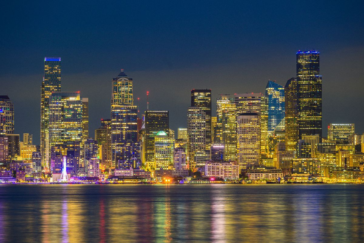Skyline von Seattle bei Nacht