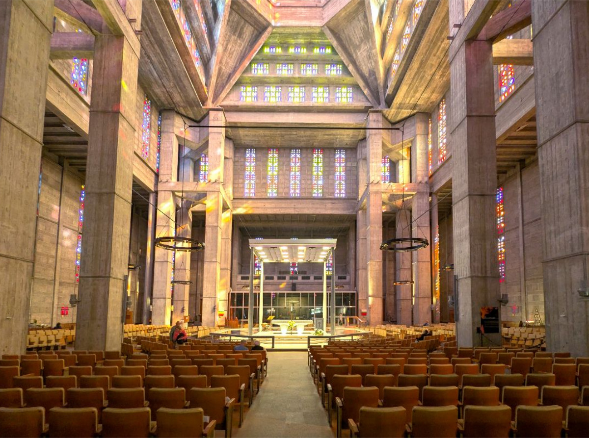 Das farbenfrohe Kirchenschiff  St. Joseph mit 'Laternenturm'