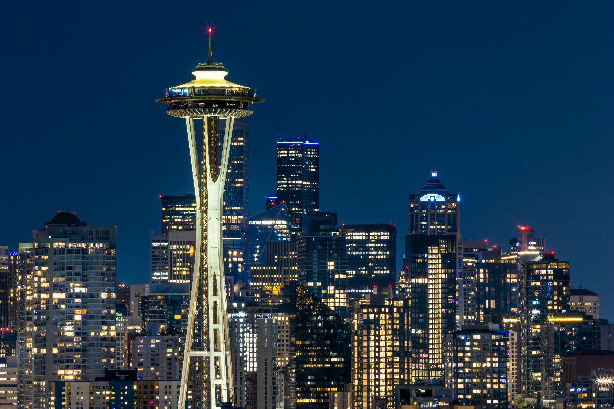 Atemberaubende Skyline von Seattle zur blauen Stunde
