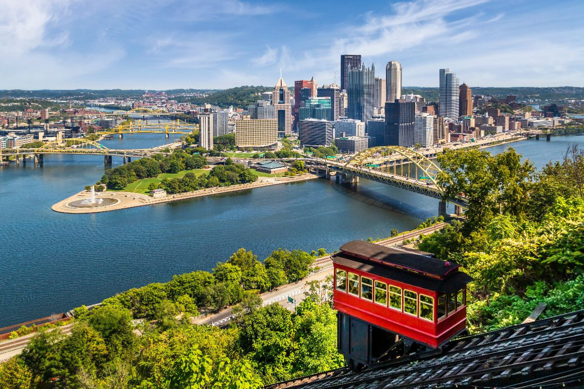 Imposante Pittsburgh Skyline mit Duquesne Incline