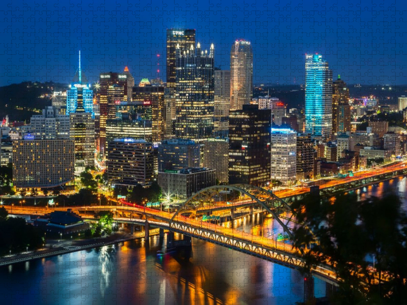 Traumhafte Skyline von Pittsburgh am Abend