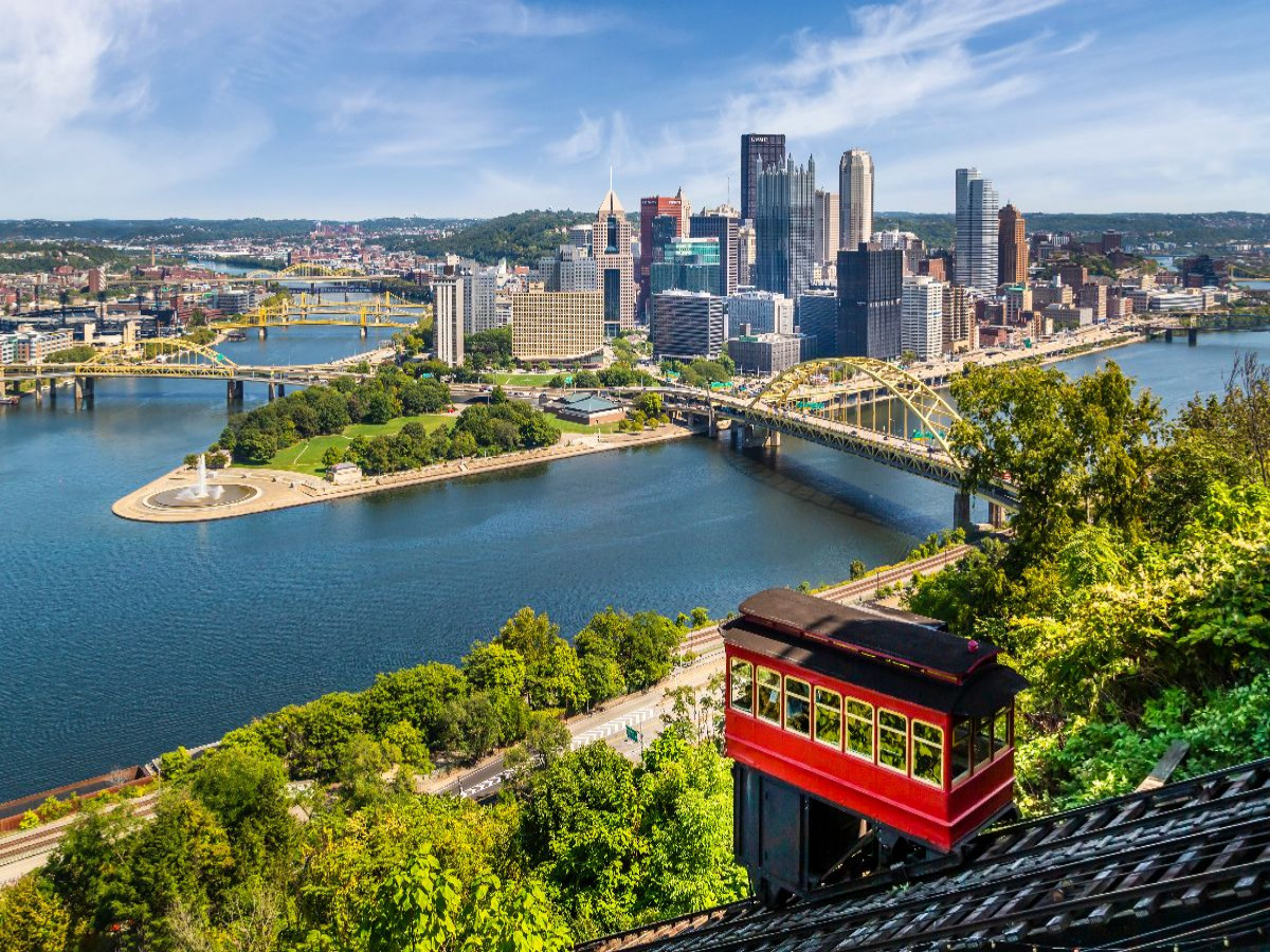 Imposante Pittsburgh Skyline mit Duquesne Incline