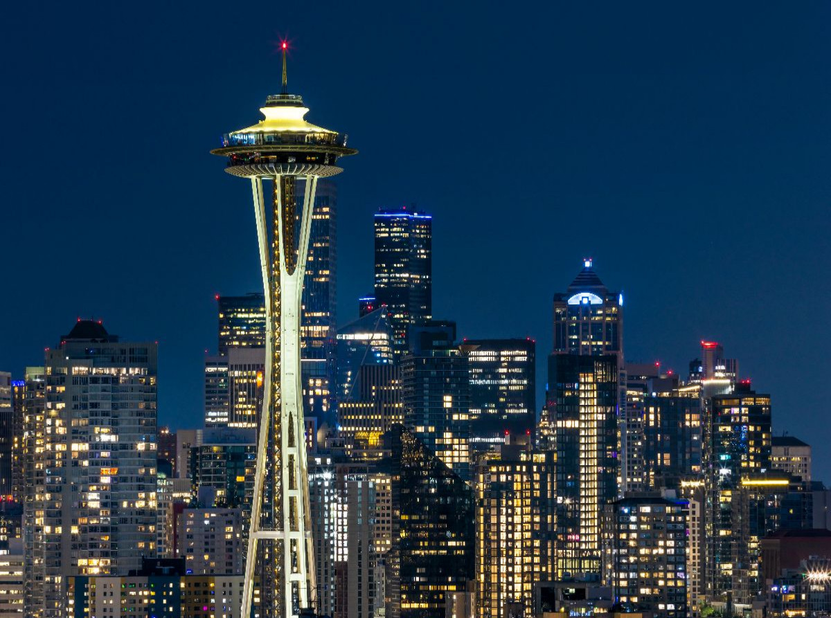 Atemberaubende Skyline von Seattle zur blauen Stunde