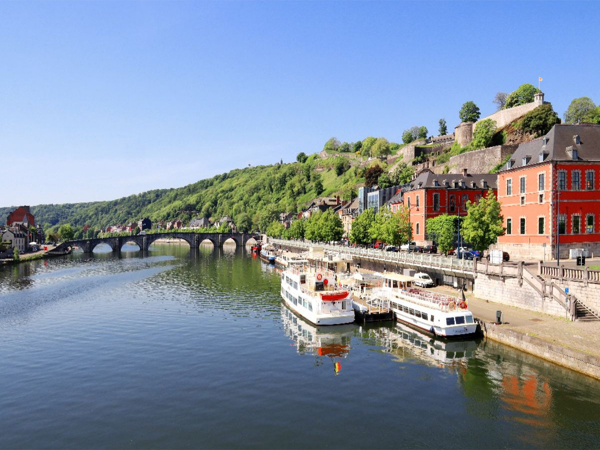 Namur, Wallonisches Parlament an der Maas und Blick zur Zitadelle