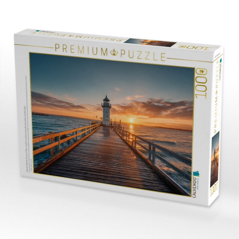 Abends fließt die Sonne ins Meer und der Leuchtturm bewahrt das letzte Licht des Tages