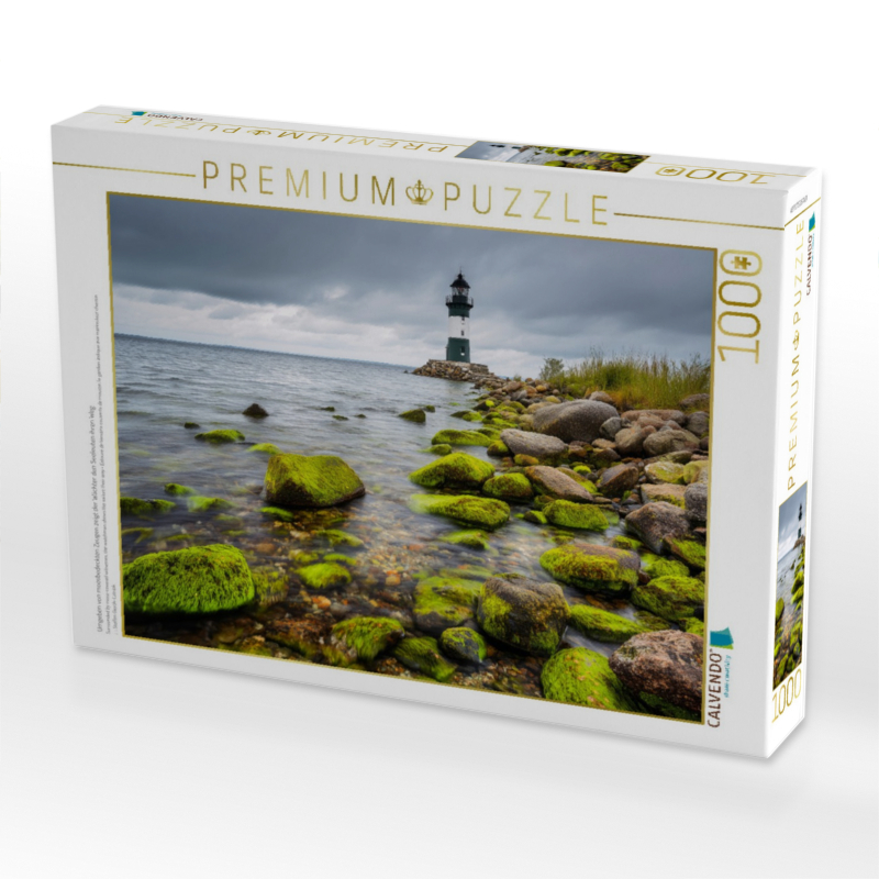 Umgeben von moosbedeckten Zeugen zeigt der Wächter den Seeleuten ihren Weg