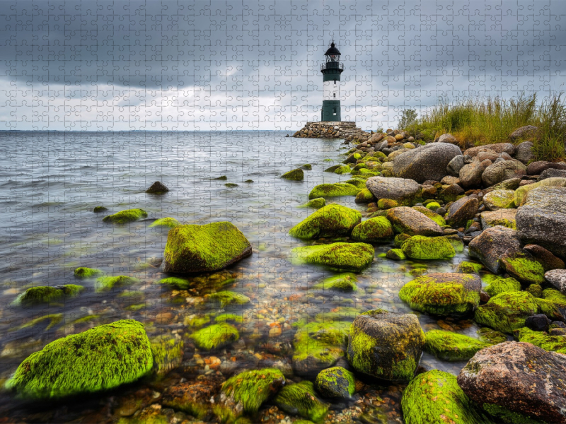 Umgeben von moosbedeckten Zeugen zeigt der Wächter den Seeleuten ihren Weg