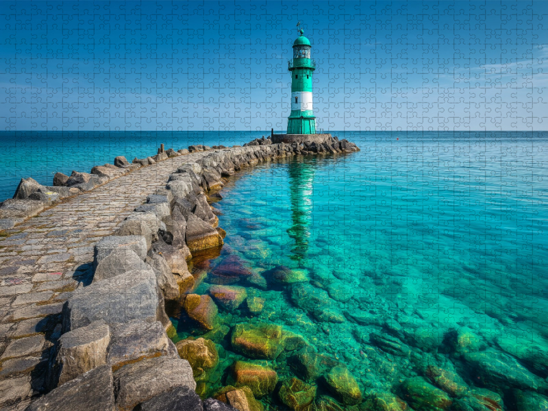 Still und eisern steht der Wächter am türkisblauem Wasser