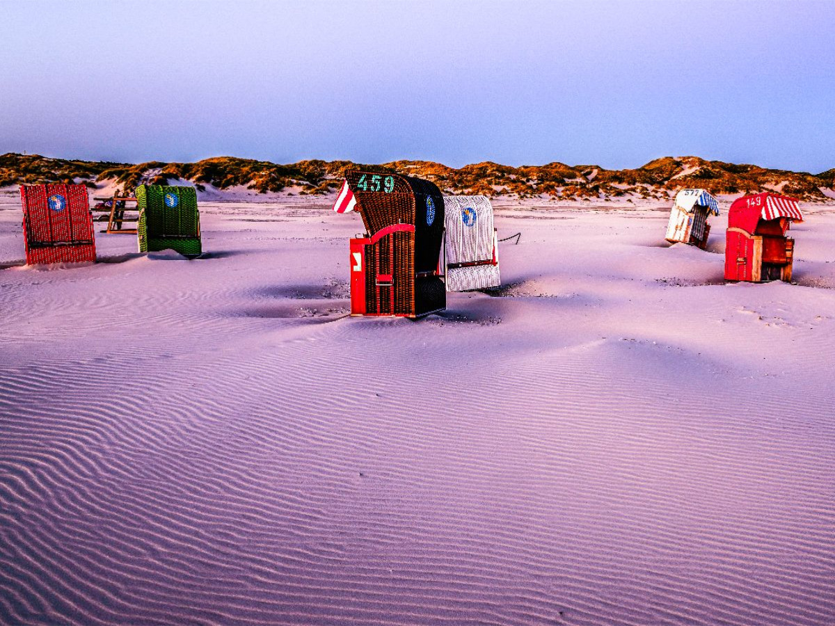 Strandkörbe nach einer stürmischer Nacht vor Sonnenaufgang