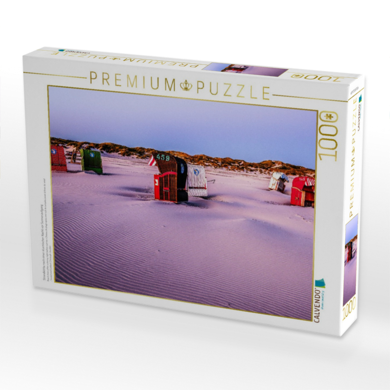 Strandkörbe nach einer stürmischer Nacht vor Sonnenaufgang