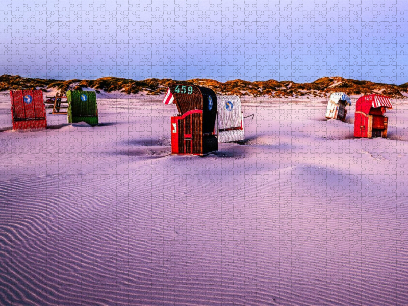 Strandkörbe nach einer stürmischer Nacht vor Sonnenaufgang